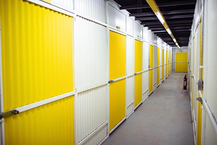 Corredor de boxes amarelos e brancos em uma unidade Yellow