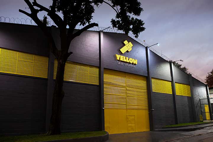 Fachada noturna da unidade Yellow Cidade Nova